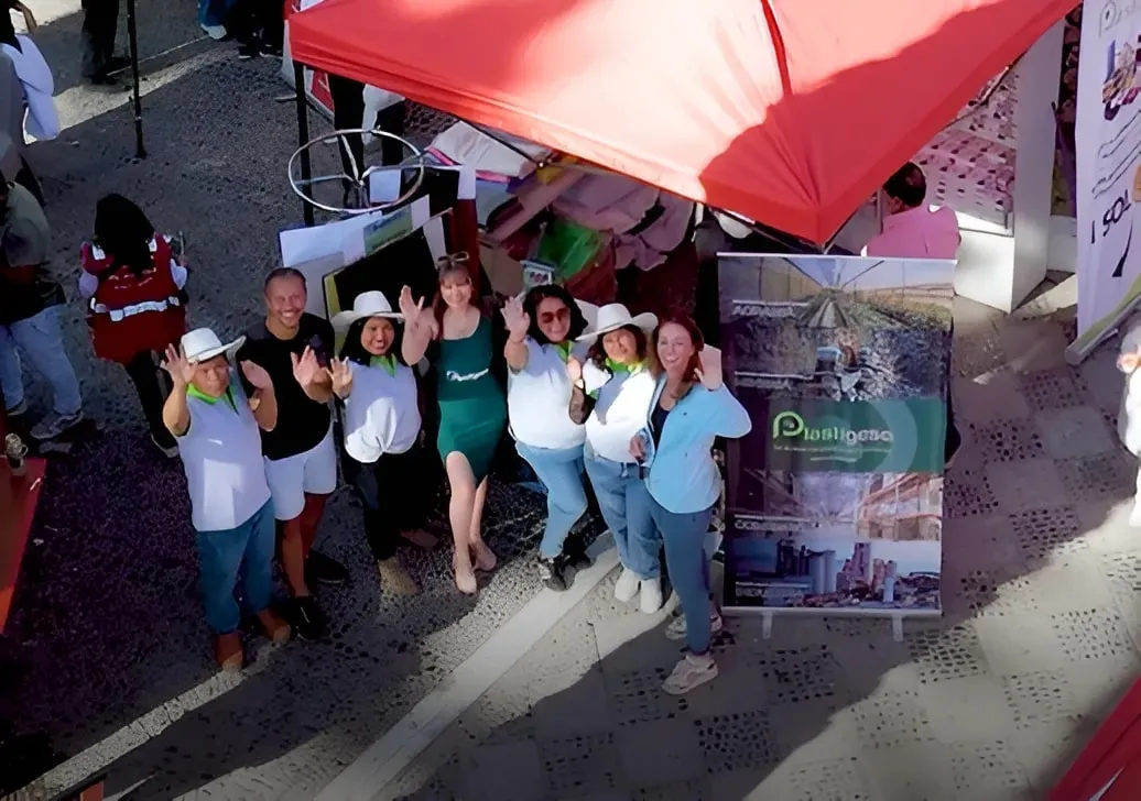 Equipo de Plastigesa en una feria en Arequipa