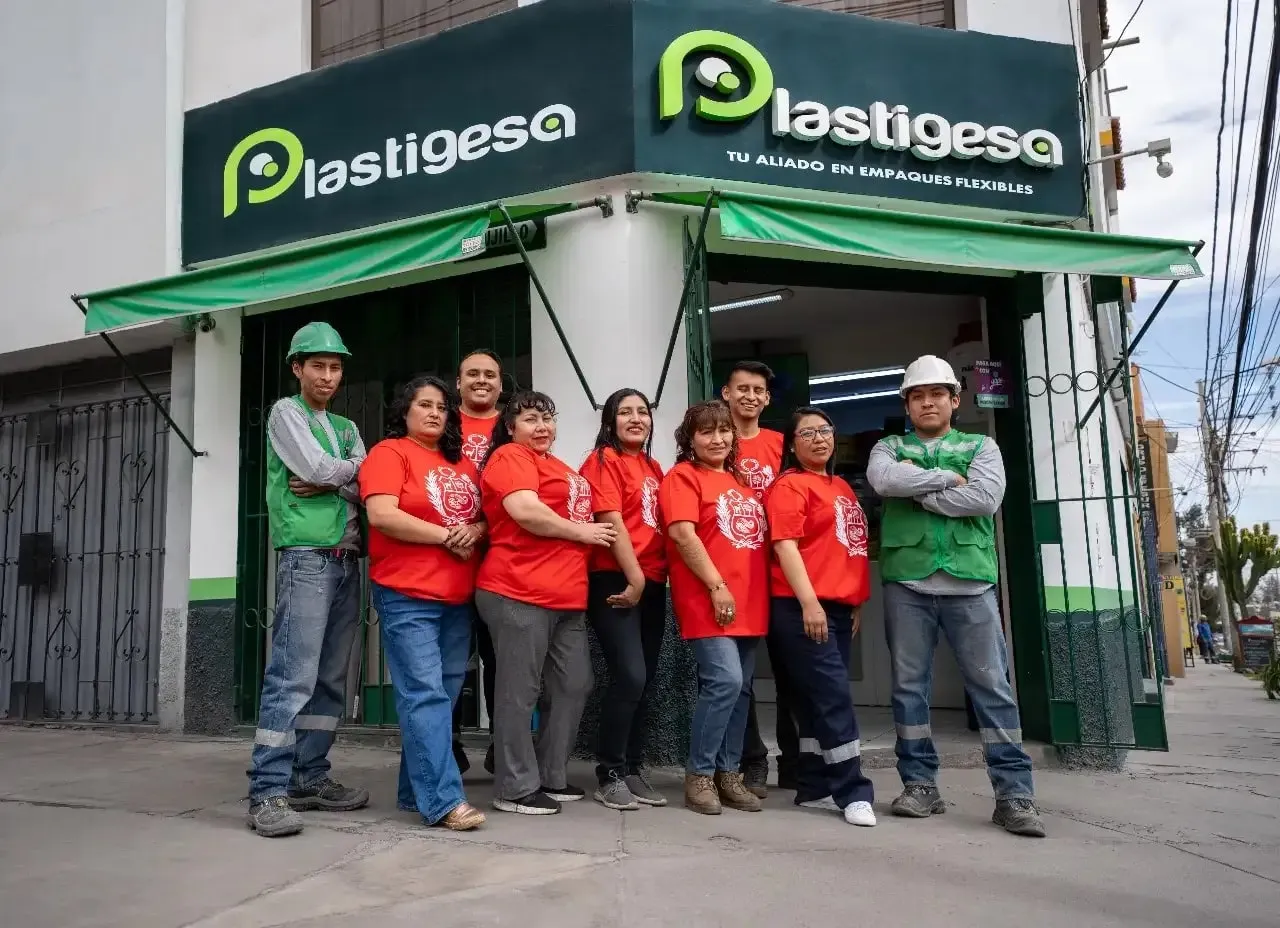 Colaboradores de Plastigesa frente a la tienda