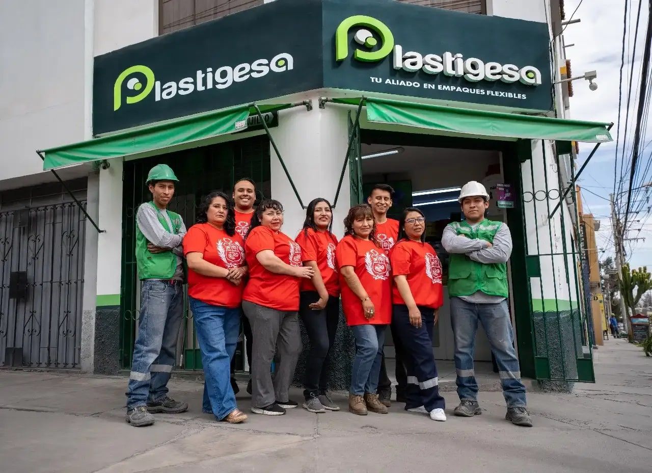 Equipo de Plastigesa frente a su tienda en Arequipa